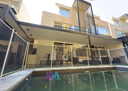 Casa en venta – Camino Las Pircas, Peñalolén Precio inmejorable: 12.500 UF Exclusiva casa de 3 pisos, ideal para familia